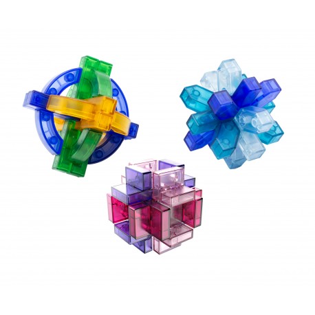 Três puzzles 3D translúcidos coloridos com formas geométricas distintas.