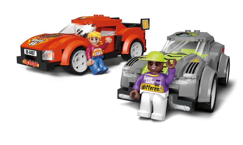 Dois carros de brinquedo Lego com figuras humanas, um vermelho com número 88 e outro cinza com detalhes verdes.