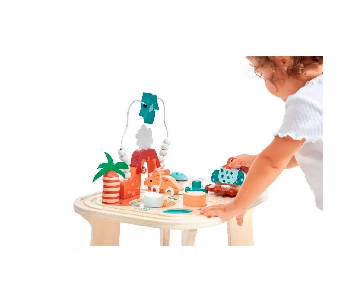 Criança a brincar com mesa de brinquedos em madeira colorida