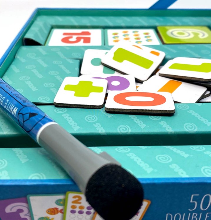 Jogo de tabuleiro infantil com peças de números e marcador azul e branco