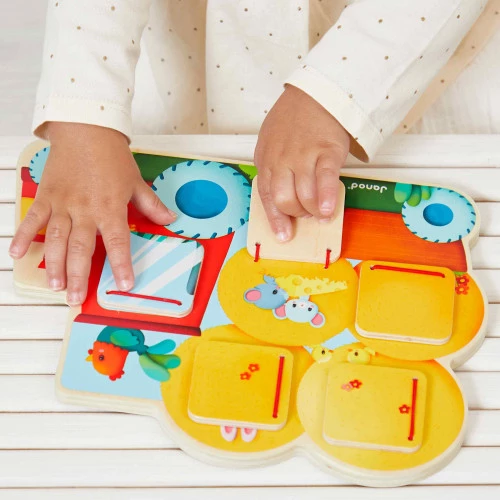 Livro infantil de madeira com abas móveis e ilustrações de animais