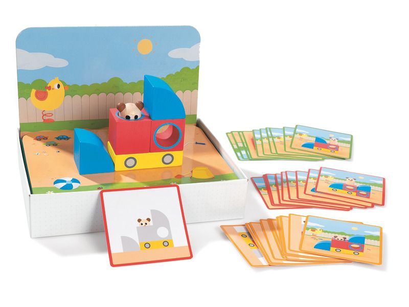 Jogo infantil com barcos de madeira e cartas ilustradas em cenário colorido