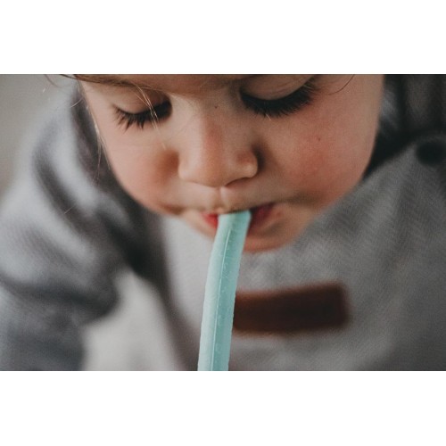 Criança a chupar tubo azul claro