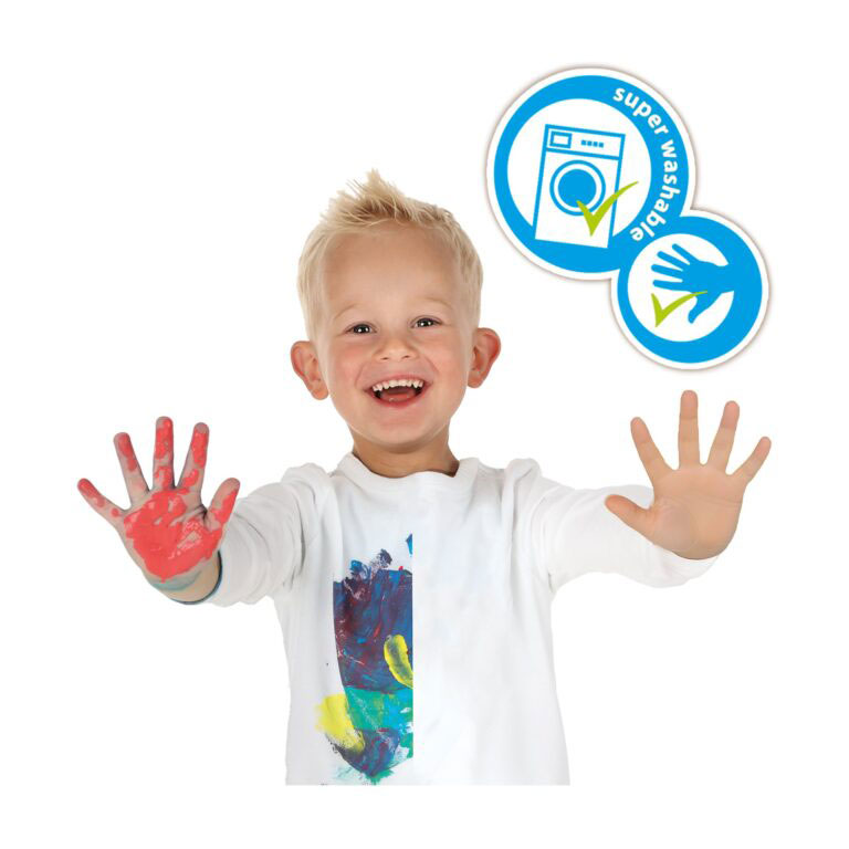 Camisola branca de manga comprida com estampado colorido e selo de lavabilidade.