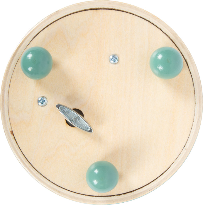 Base redonda de madeira com bolas verdes e peça metálica no centro