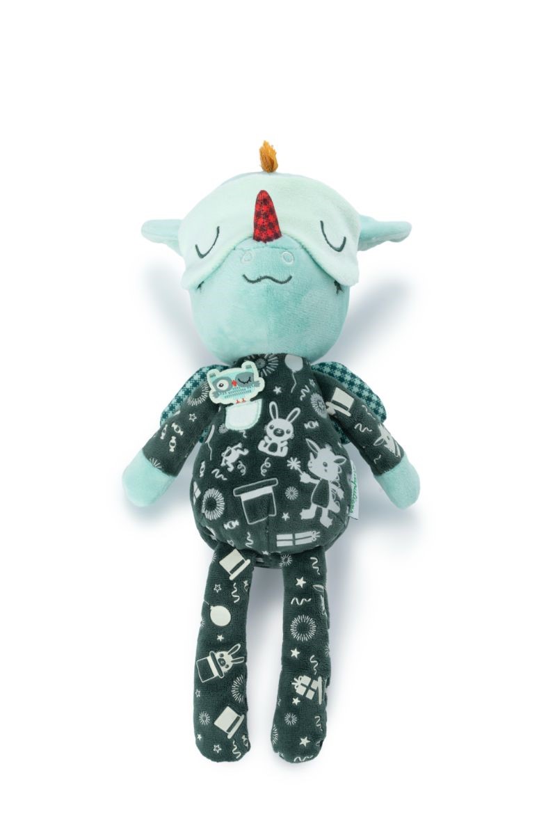 Boneco de peluche verde com padrão branco e chifre vermelho