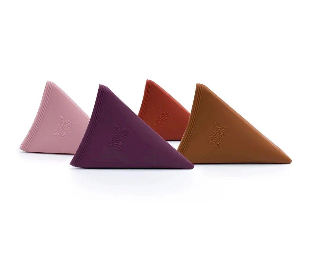 Suportes triangulares coloridos com texto gravado em relevo