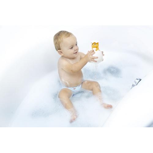 Bebé a brincar com brinquedo amarelo na banheira com espuma