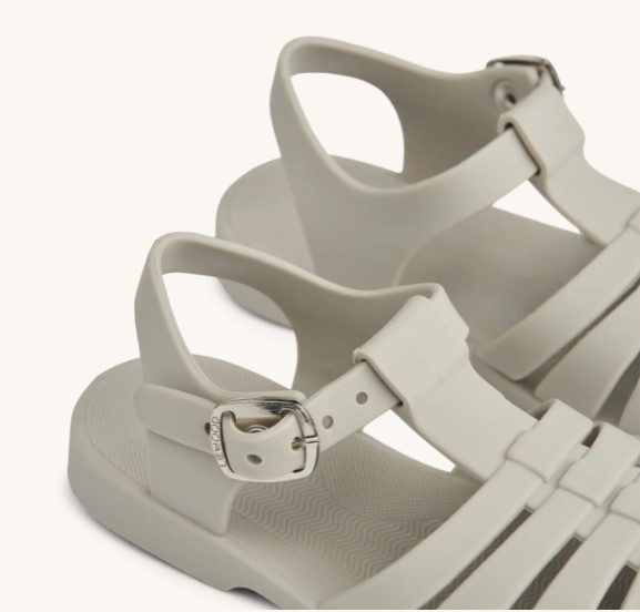 Sandálias de plástico brancas com fivela metálica e design de tiras entrelaçadas