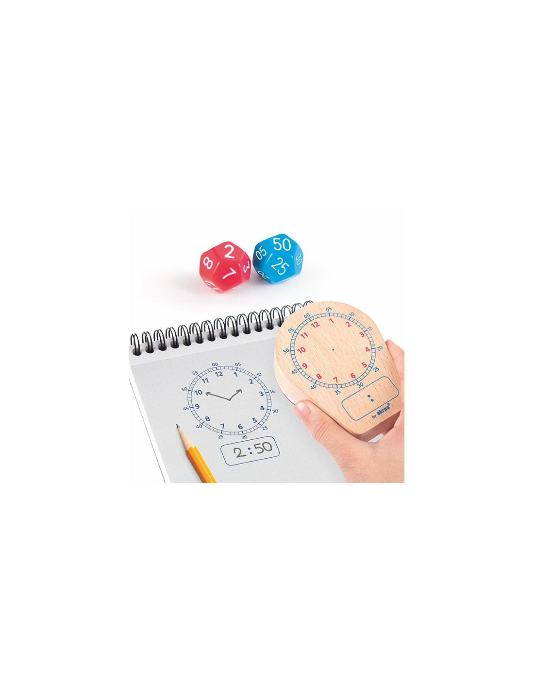 Relógio didático de madeira, blocos de notas com desenho de relógio e dados coloridos