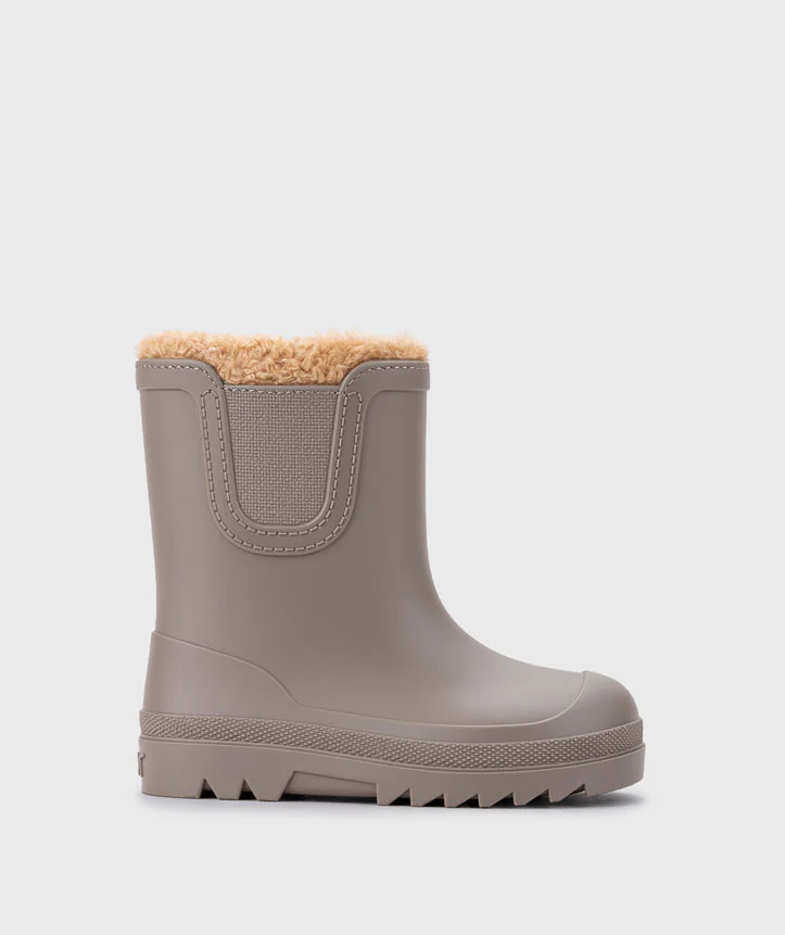 Bota bege acinzentada com interior de pelo castanho claro e sola antiderrapante