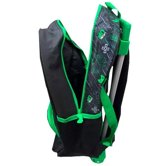 Mochila preta e verde com padrão gráfico e compartimento aberto