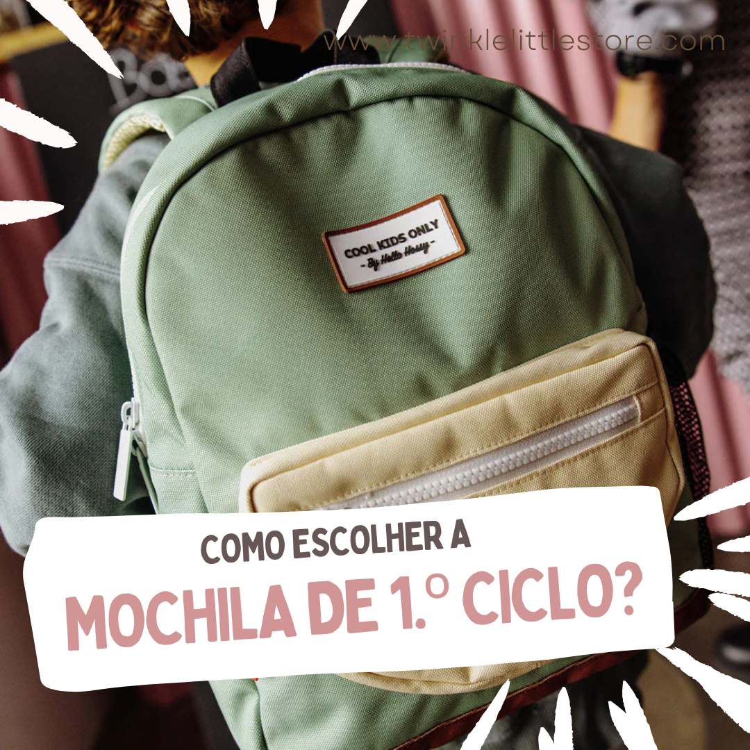 Mochila verde com bolso bege e etiqueta branca com texto 'COOL KIDS ONLY - by Mini Shiny'
