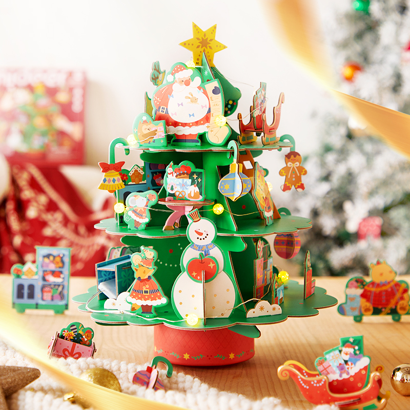 Árvore de Natal tridimensional de papel verde com figuras decorativas coloridas