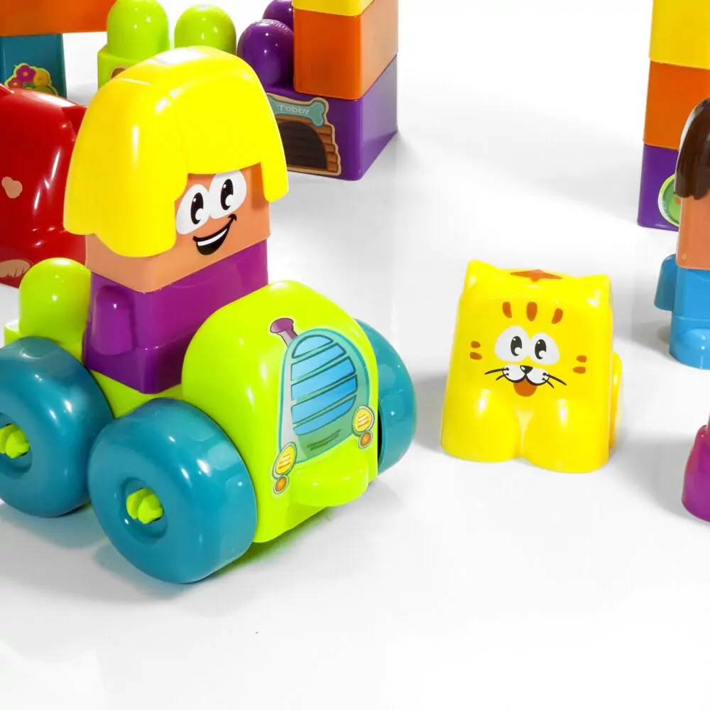 Brinquedos de construção coloridos com figuras de pessoas e um gato.