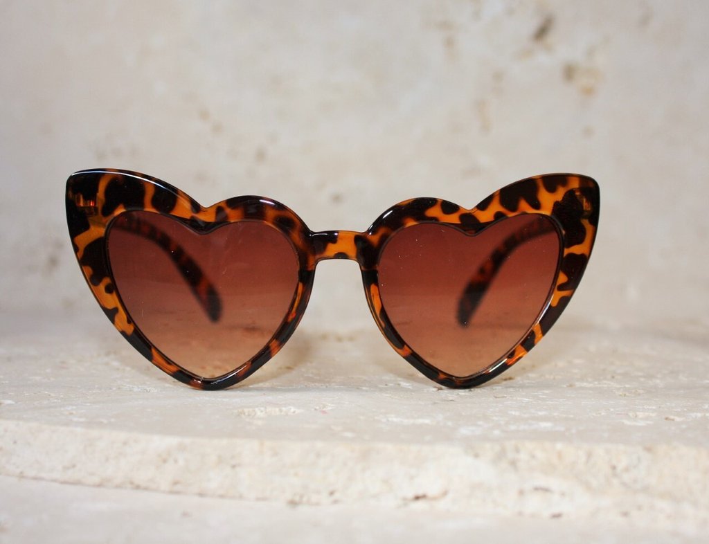 Óculos de sol com armação padrão tartaruga e lentes em forma de coração castanhas