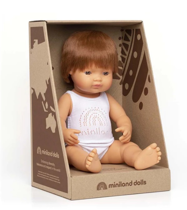 Boneca Miniland com body branco em caixa de cartão reciclado