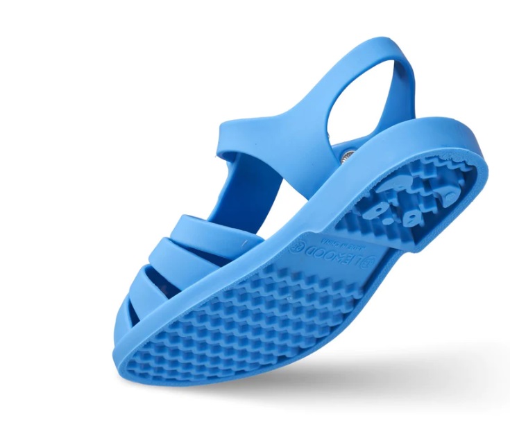 Sandália azul clara de plástico com sola texturizada e tiras largas.