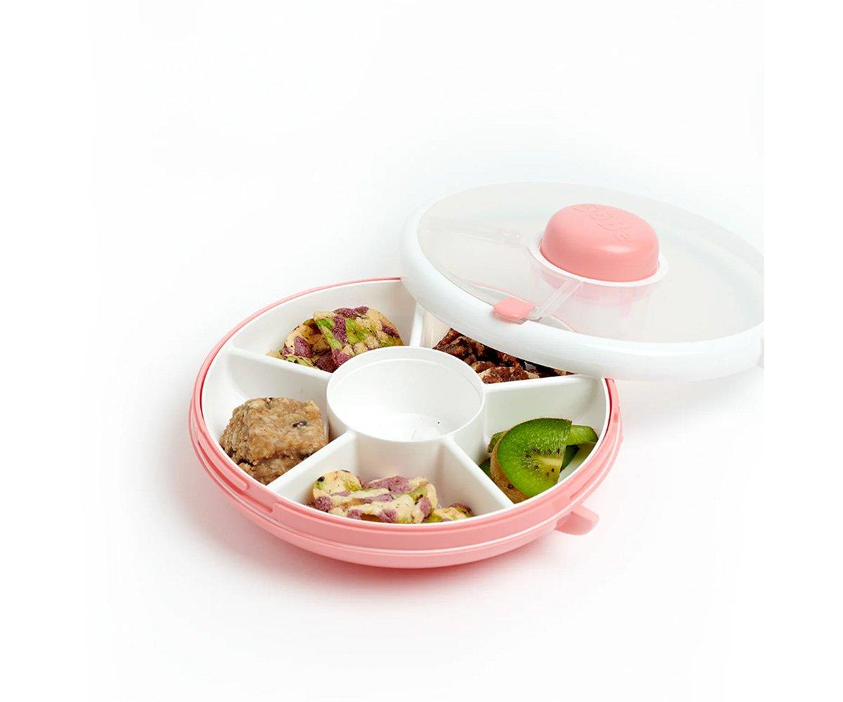 Tigela de plástico rosa com tampa transparente e cinco compartimentos com comida