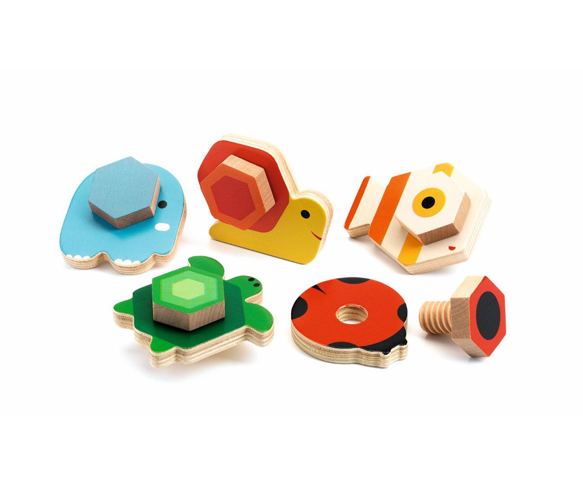 Peças de madeira coloridas com formas de animais marinhos e formas geométricas para montar.