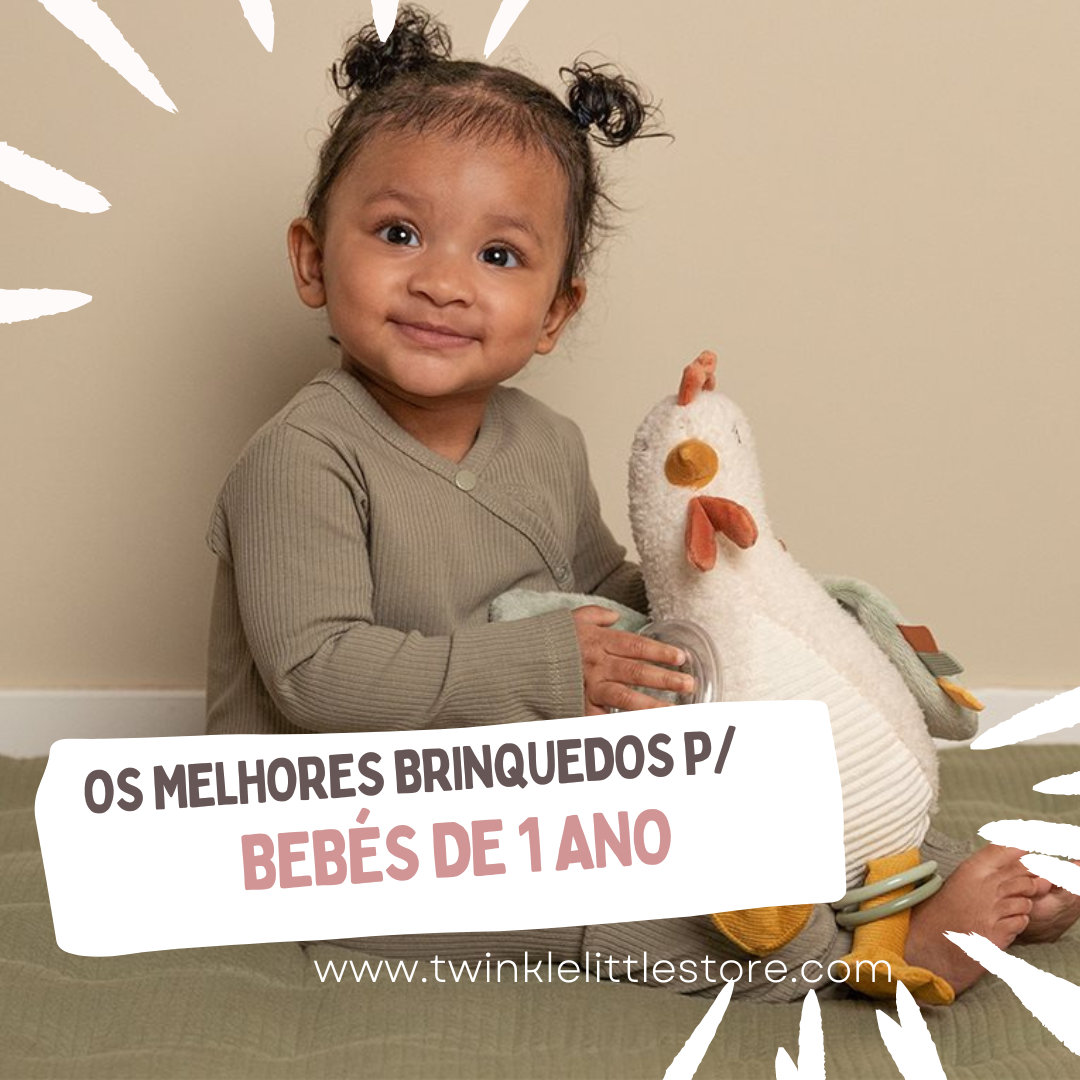 Bebé a brincar com um peluche de galinha, roupa verde oliva, texto promocional em português.