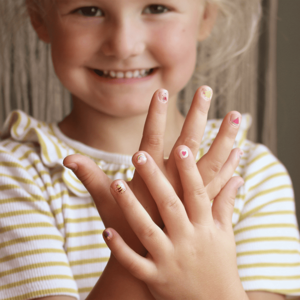 Unha de criança com esmalte colorido e desenhos variados