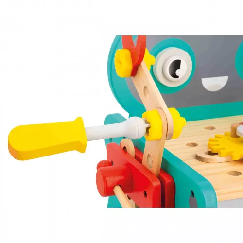 Brinquedo infantil de madeira com peças coloridas e parafuso a ser apertado