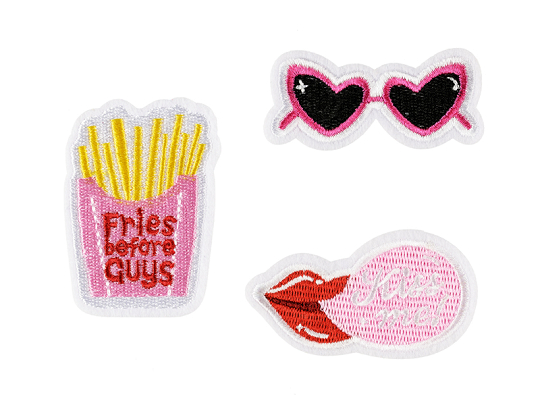 Três patches bordados coloridos com tema divertido, incluindo batatas fritas, óculos de coração e lábios com texto.