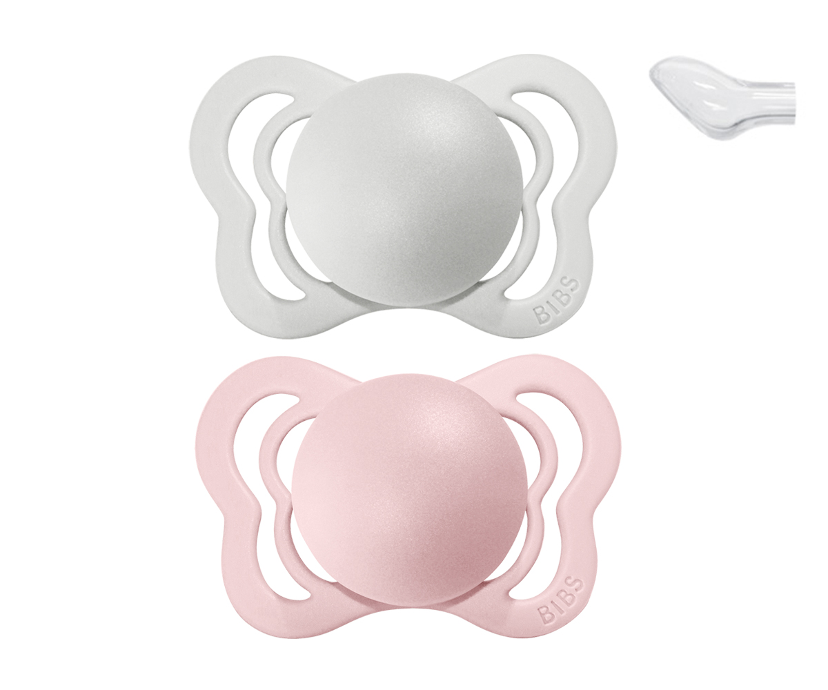 Duas chupetas BIBS, uma cinza e uma rosa, com design em forma de borboleta sobre fundo branco