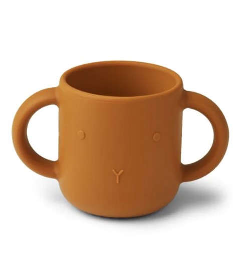 Caneca terracota com dois punhos, rosto minimalista em relevo