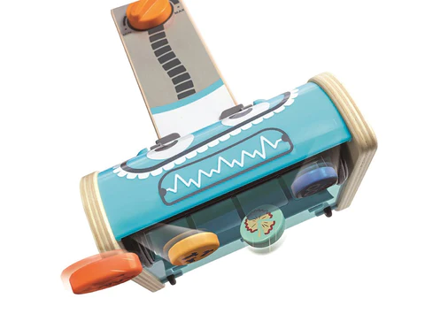 Aspirador de brinquedo colorido em madeira com botões e etiqueta cinza