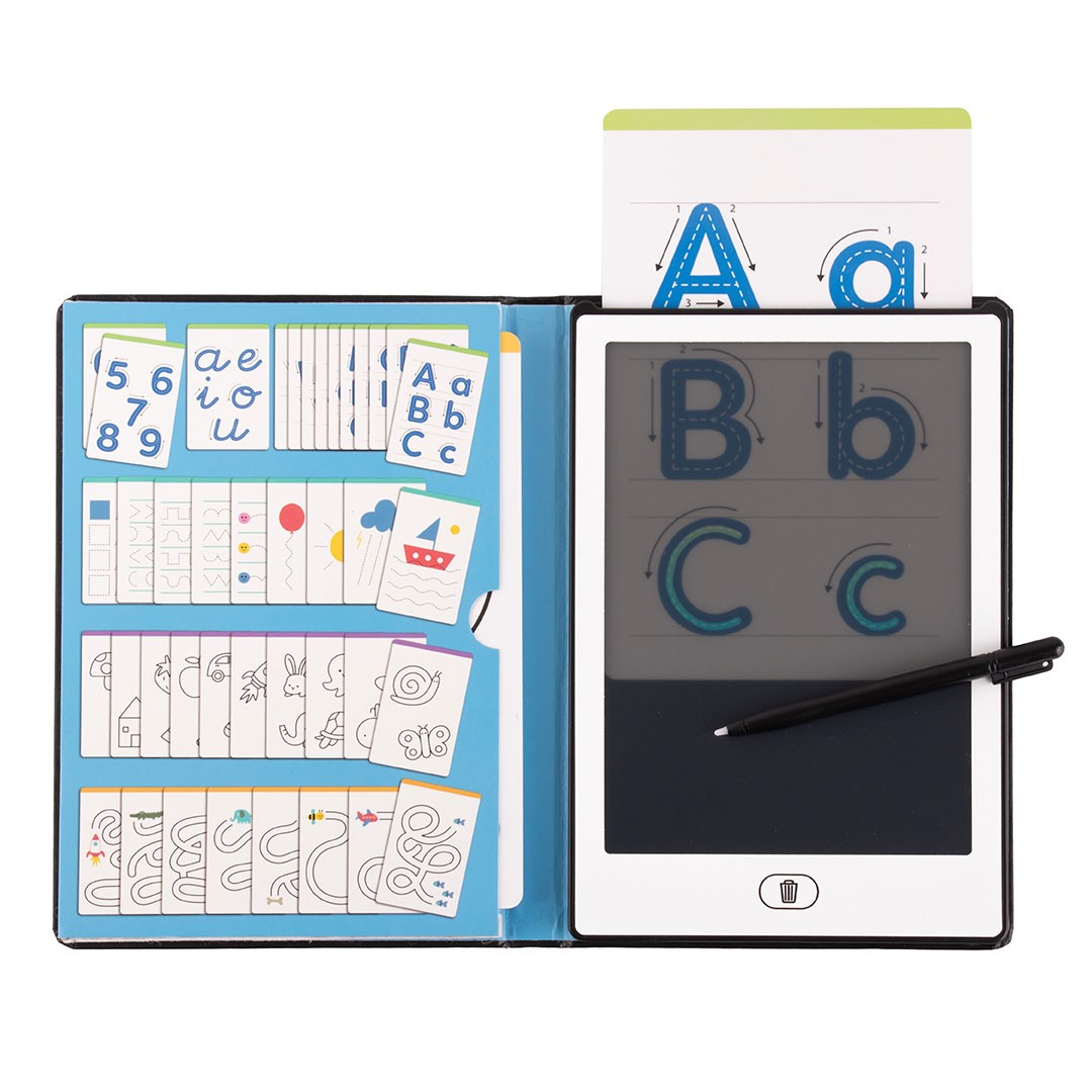 Conjunto educativo com tablet, caneta e cartões de letras e números coloridos