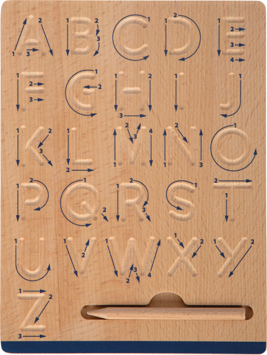 Tabuleiro de madeira com letras do alfabeto gravadas e numeradas para aprendizagem