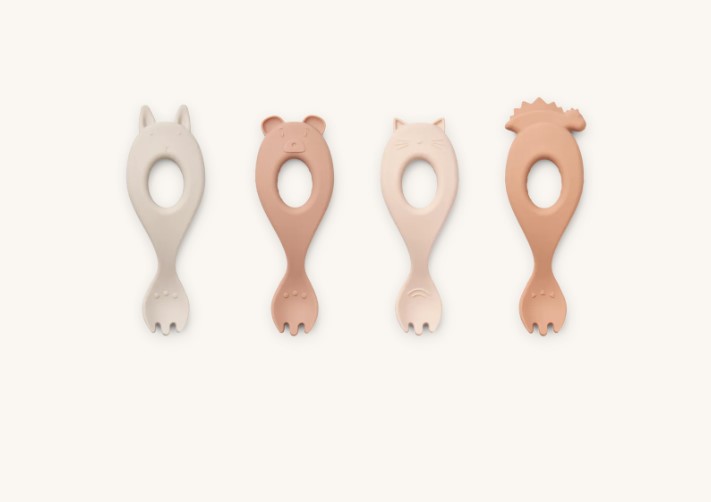 Quatro talheres infantis em silicone com diferentes formas de animais e tons neutros.