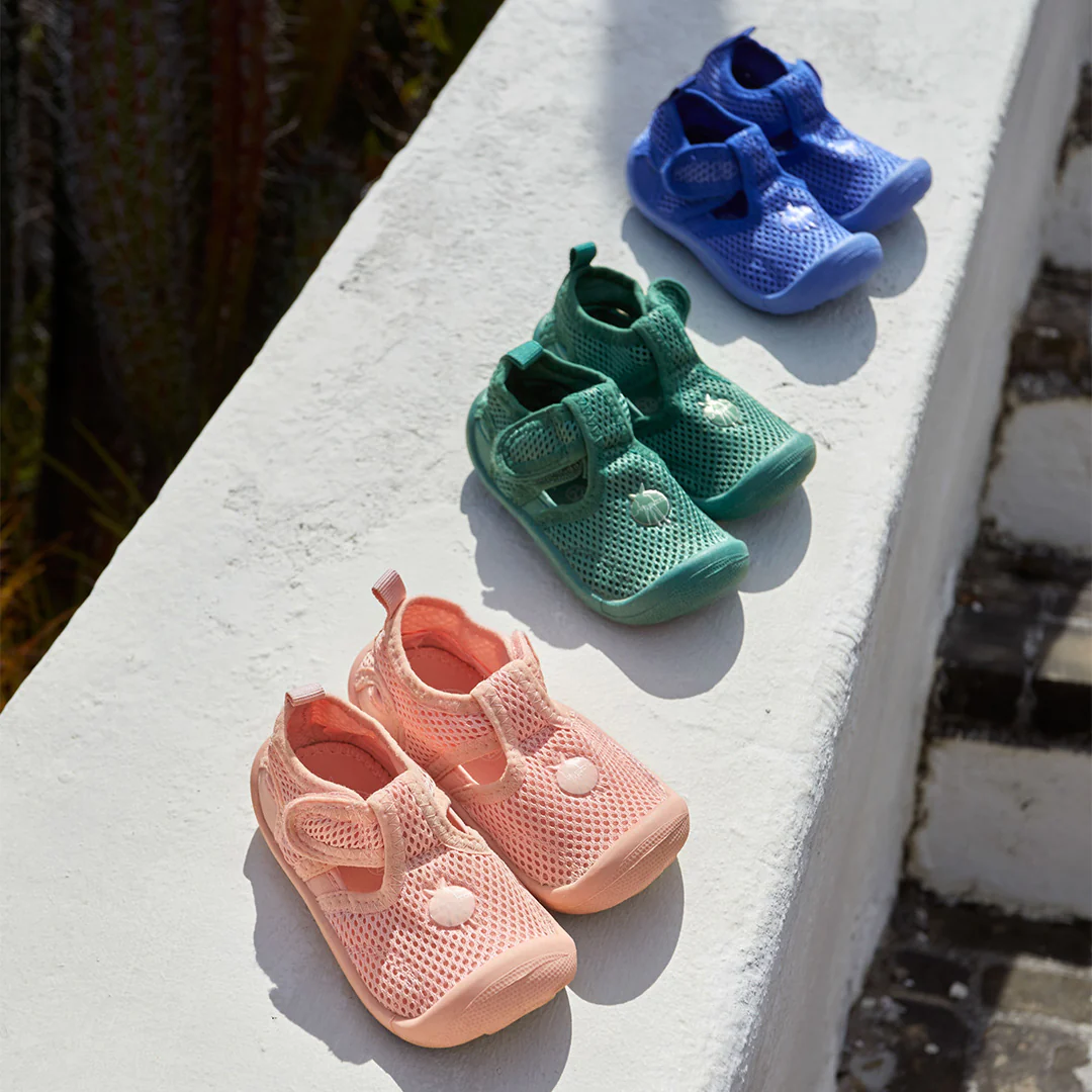 Três pares de sapatos de criança em malha respirável azul, verde e rosa com fecho de velcro