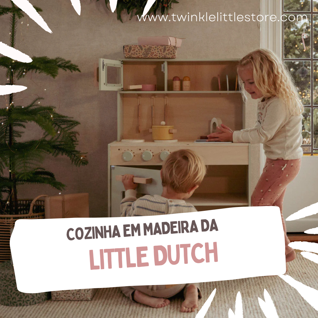 Cozinha de Madeira da Little Dutch: Mais do que um Brinquedo, um Mundo de Aprendizagem Cozinha infantil em madeira clara com crianças a brincar e árvore de Natal