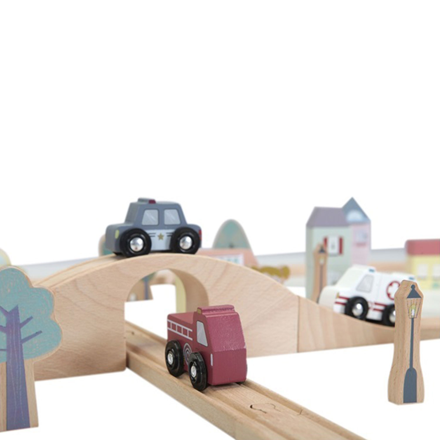 Brinquedos de carros de madeira em estrada com ponte, árvores e casas