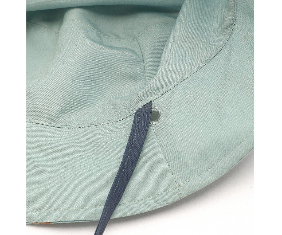 gorro de tecido cinza claro com cordão azul escuro