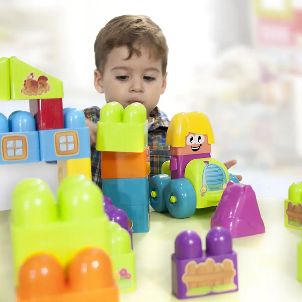 Brinquedo de blocos de construção coloridos e menino a brincar ao fundo