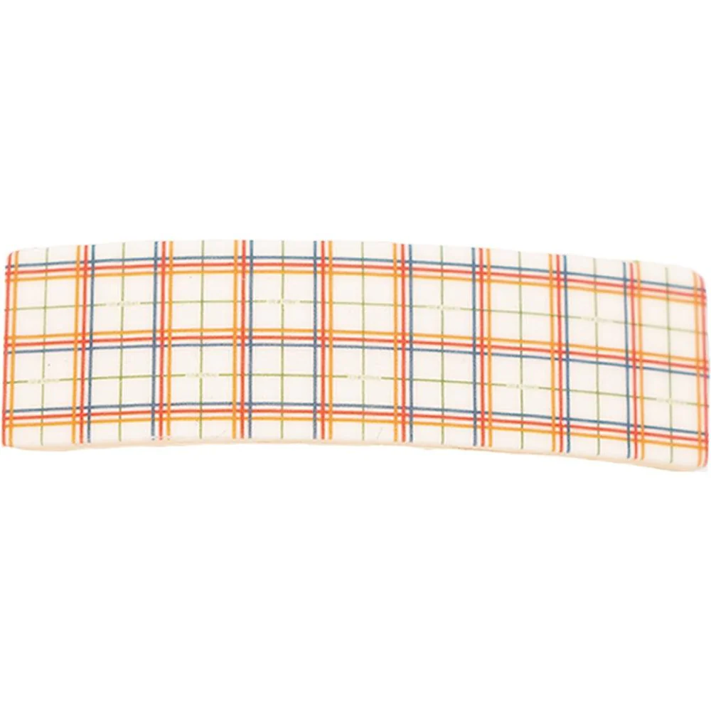 Prato rectangular em vidro com padrão de riscas coloridas sobre fundo branco