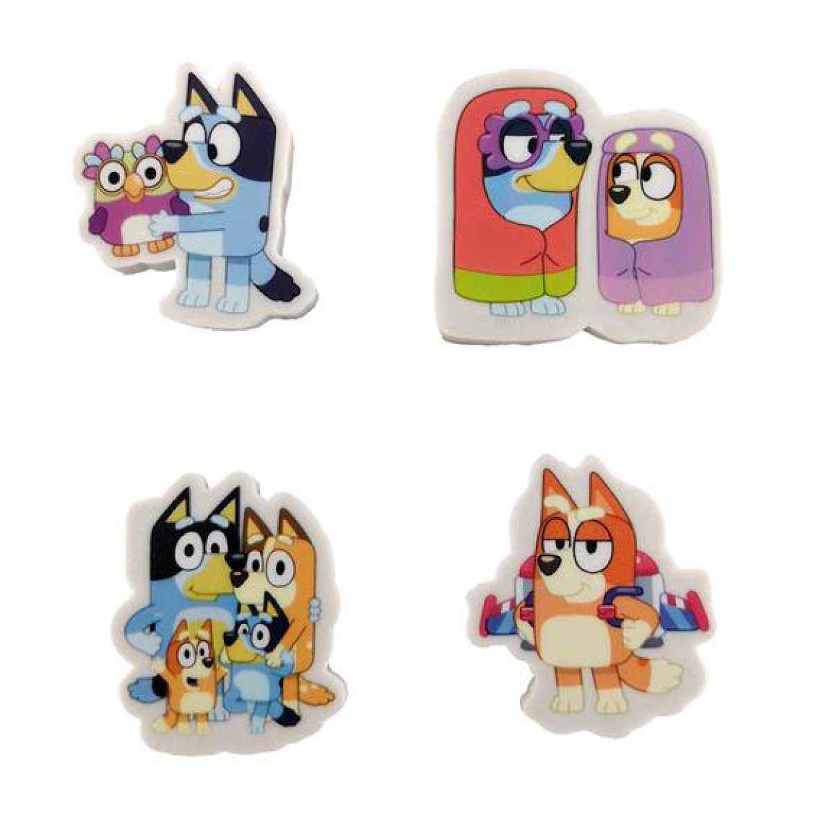 Quatro autocolantes com personagens coloridas da série Bluey sobre fundo branco