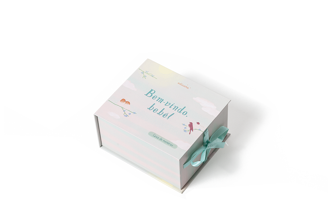 Caixa branca de papelão com ilustrações infantis e laço azul