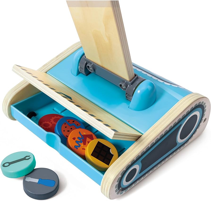 Carrinho de brinquedo azul com rodas decoradas e peças coloridas em compartimento aberto