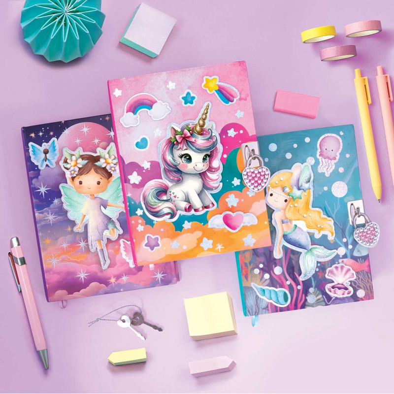 Três cadernos com capas de fantasia e material de escrita colorido sobre fundo lilás