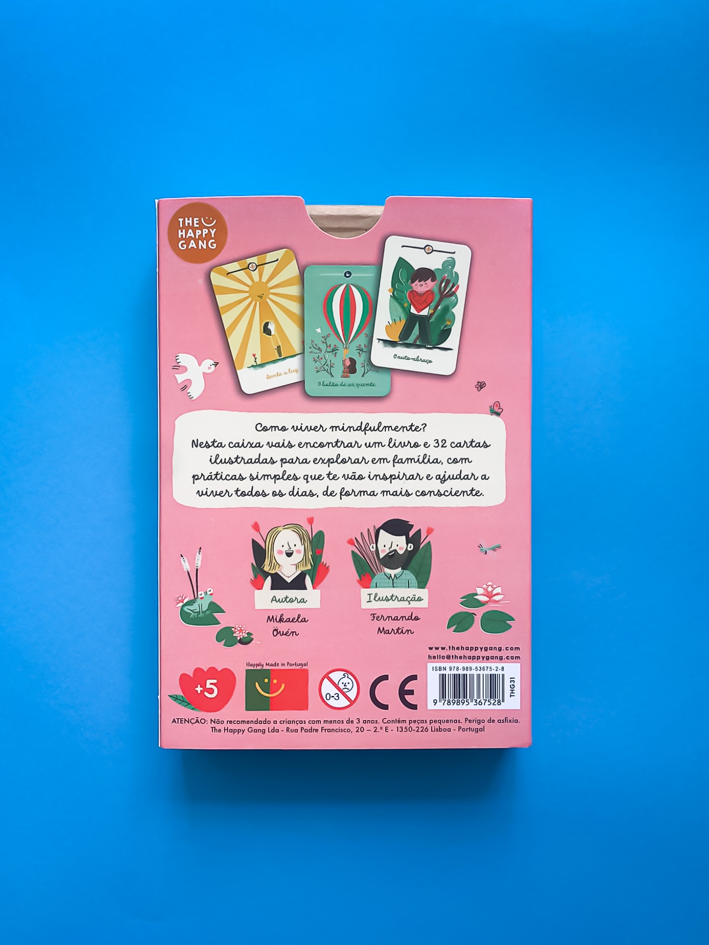 Caixa rosa de cartas ilustradas Happy Gang com texto em português e fundo azul.