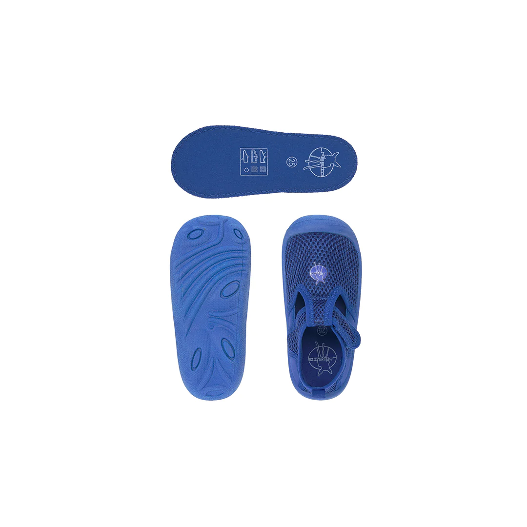 Sapato desportivo azul para criança com sola antiderrapante e interior com texto branco