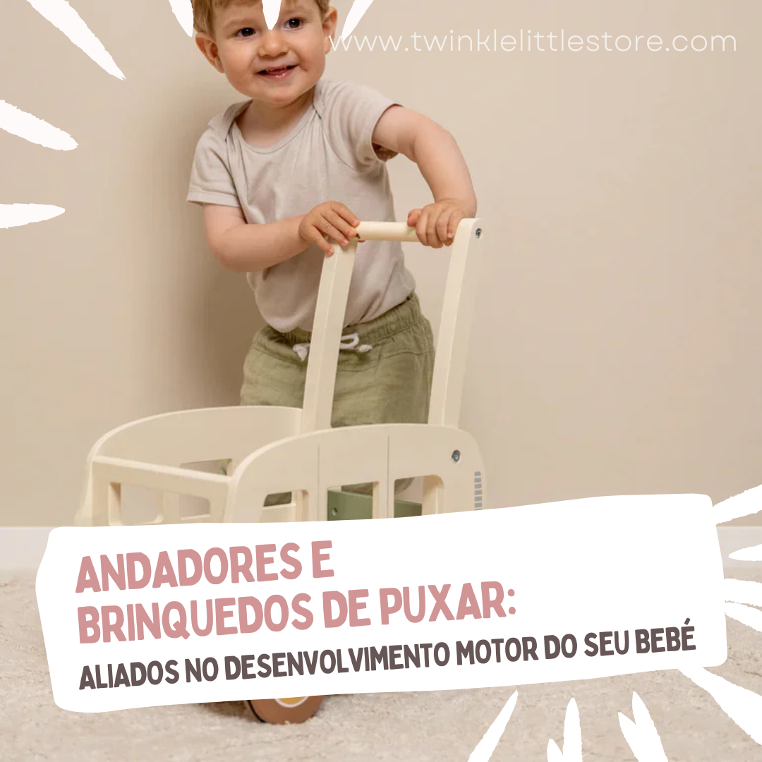 Criança com andador branco de madeira e texto promocional para desenvolvimento motor do bebé