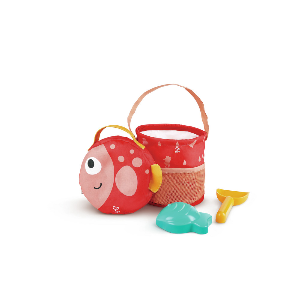 Conjunto brinquedo praia infantil com balde vermelho, pá amarela, molde azul e bolsa peixe vermelha.