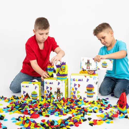 Crianças a brincar com peças de encaixe coloridas e caixas de jogo GOMI