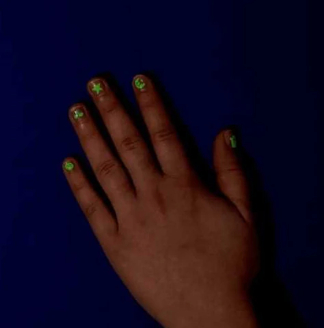 Mão com unhas decoradas verdes neón em fundo azul-escuro